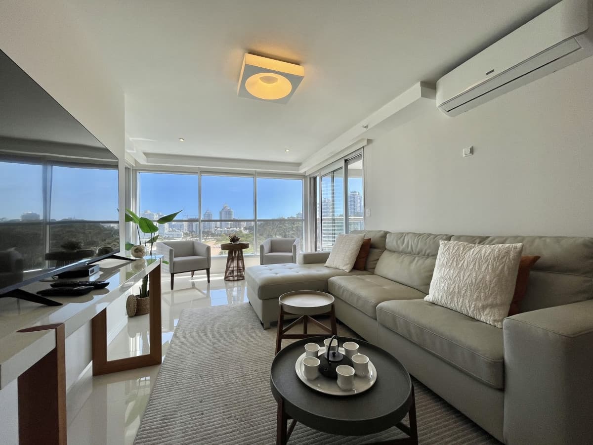 Venta apartamento en Punta del Este con vista al mar - 2 dormitorios + dependencia de servicio