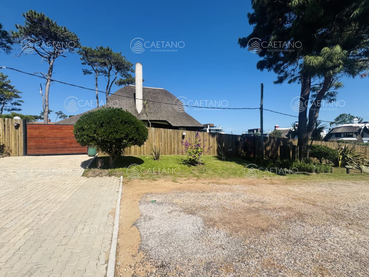 Espectacular casa en Mansa, Punta del Este a pasos del mar - 6 dormitorios — foto 3