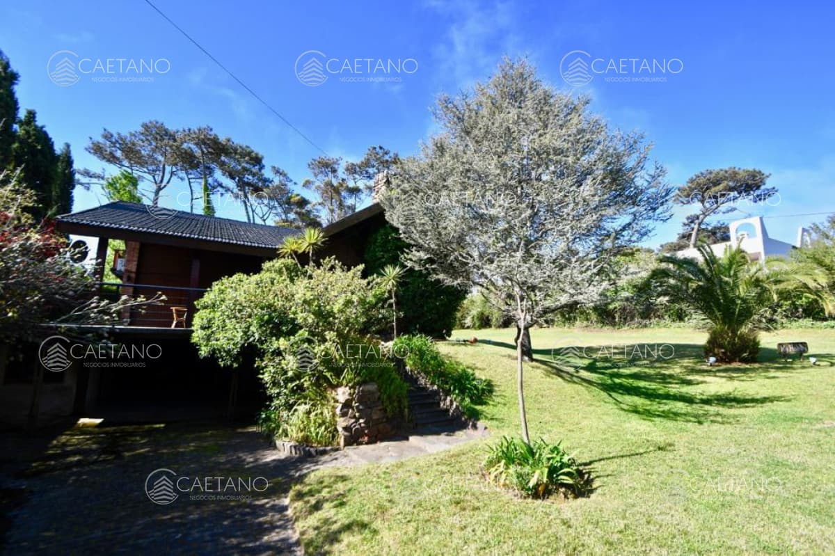 Venta de casa en Mansa, 4 dormitorios + dependencia, 200 mts del mar — foto 2