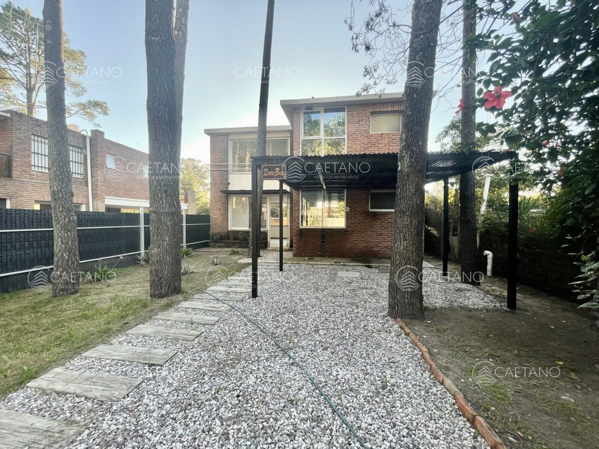 Venta Casa - 3 dormitorios 2 baños - Barrio los ángeles - Piriapolis