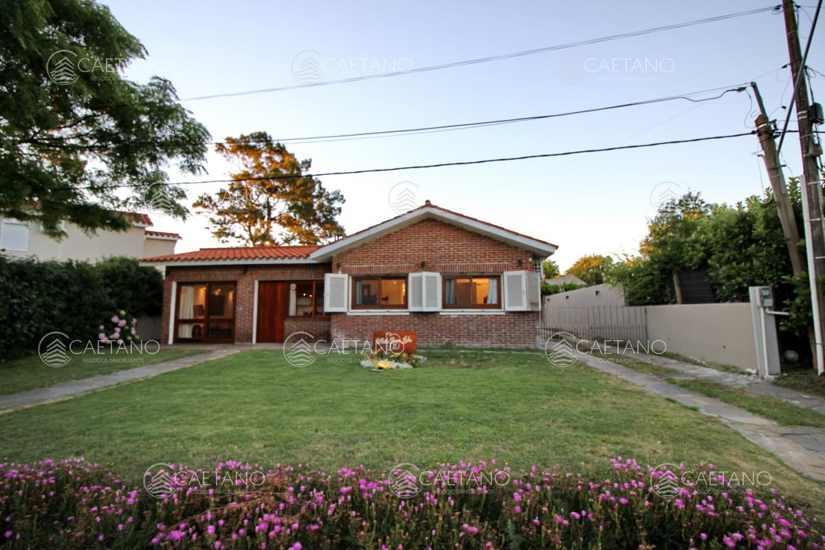 Se alquila casa reciclada de 3 dormitorios, a 2 cuadras de playa mansa, Punta del Este