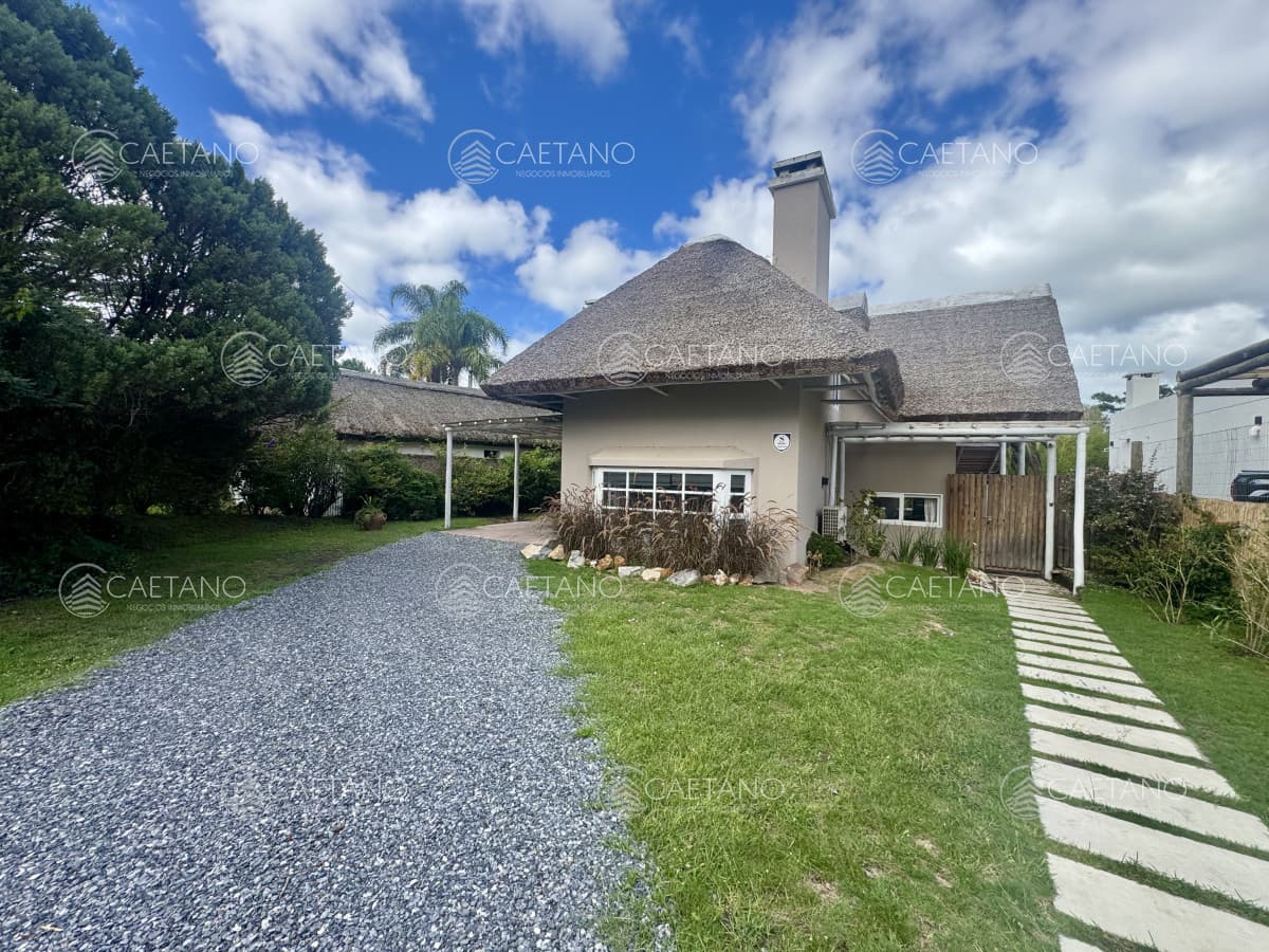 Venta Casa 3 dormitorios + dependencia. Rincón del indio, Punta del Este.