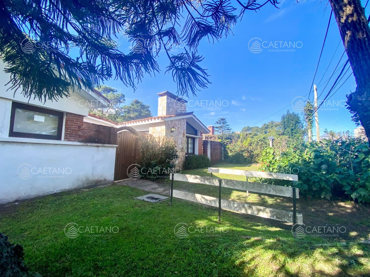 Venta casa Punta del Este - Sobre Av. Chiossi. 4 dormitorios — foto 2