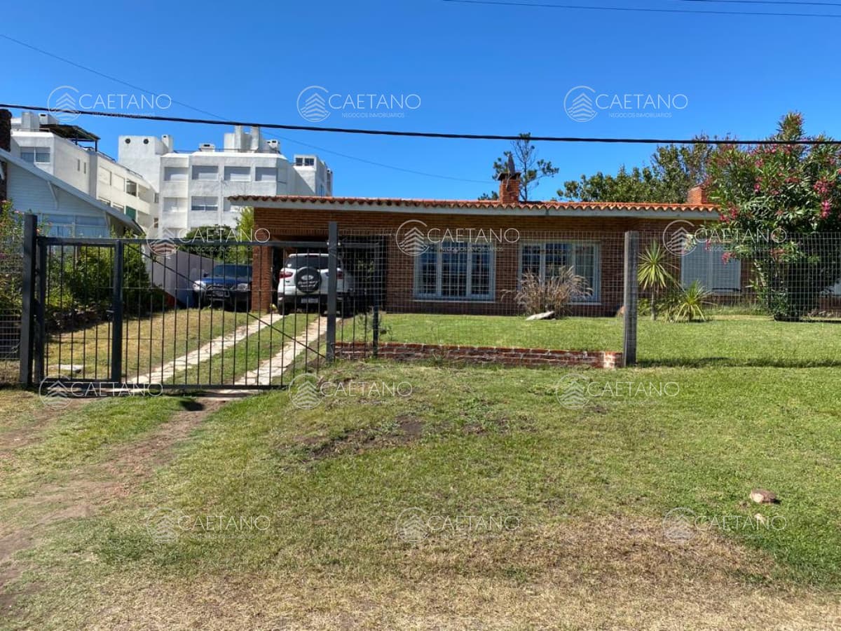 Casa en Pinares, Punta del Este muy próxima al Mar