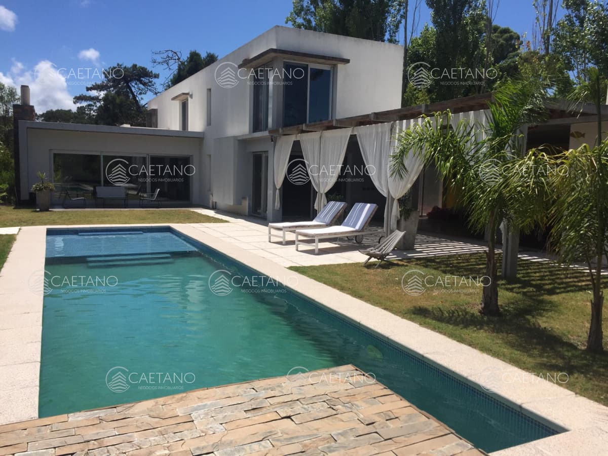 Alquiler espectacular casa en exclusivo barrio privado Punta del Este - 3 dormitorios + dependencia de servicio