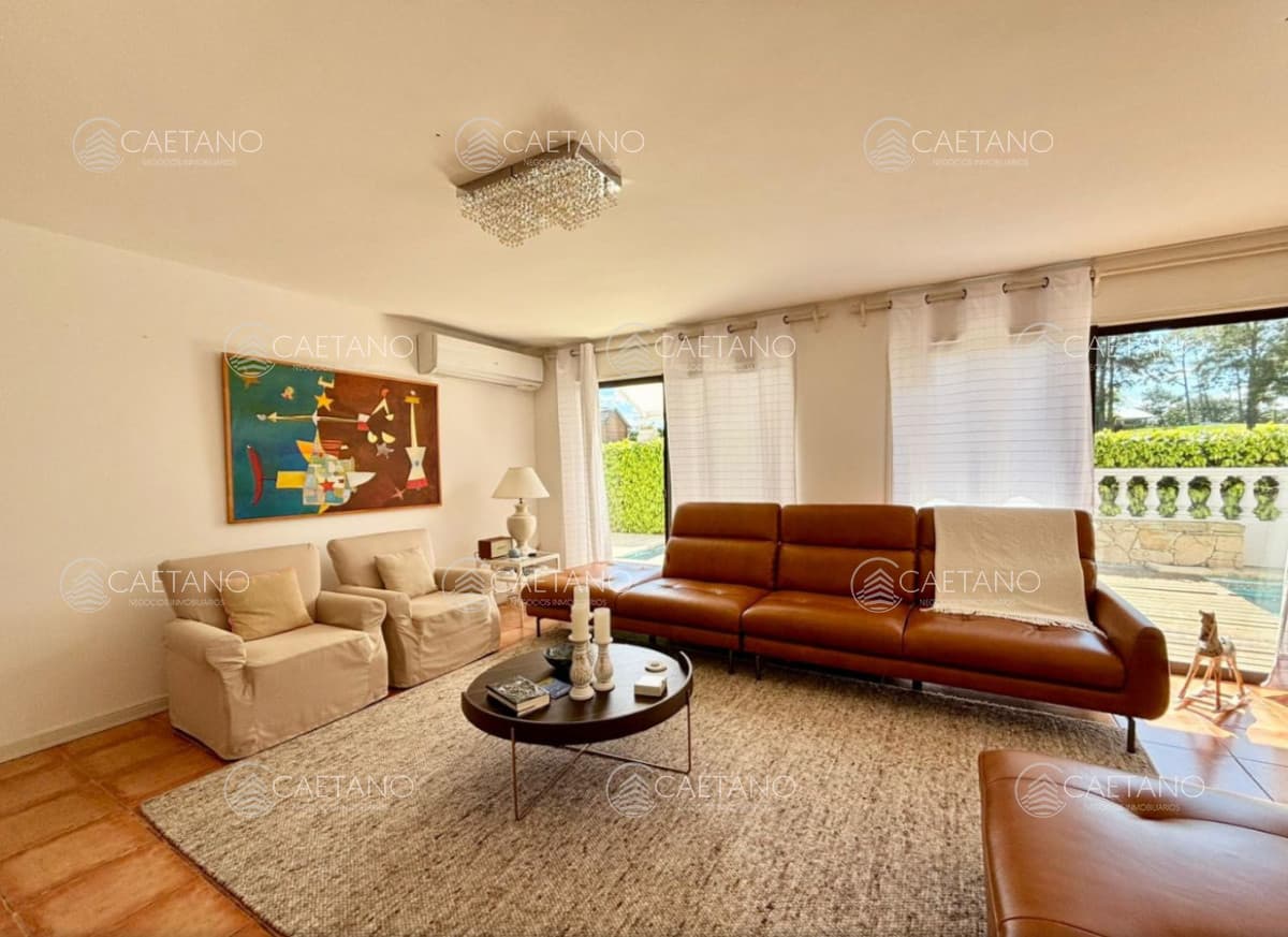 Venta casa de dos plantas 5 dormitorios. Zona Golf — foto 2