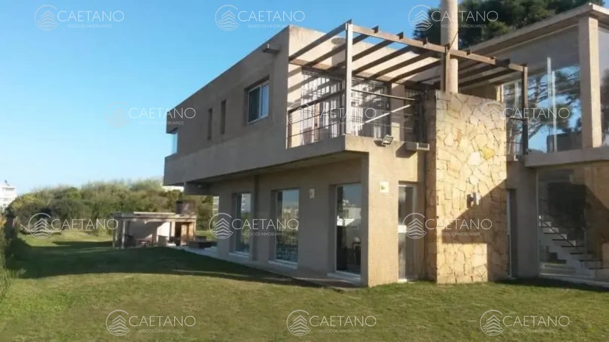 Hermosa casa amarilla de dos plantas con piscina! — foto 2