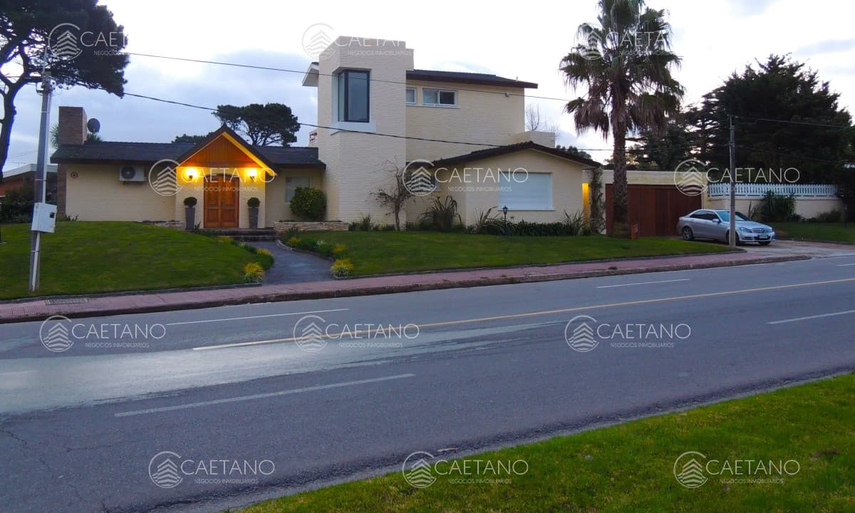 Venta casa 4 dormitorios playa mansa Punta del Este — foto 2