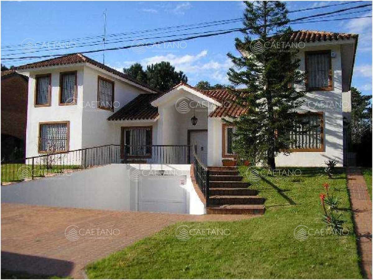 Alquiler temporal casa 4 dormitorios. Playa brava, Punta del Este