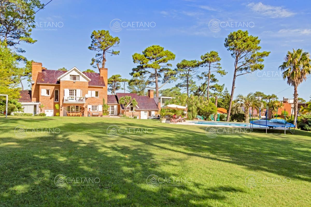 Casa 6 dormitorios playa mansa Punta del Este