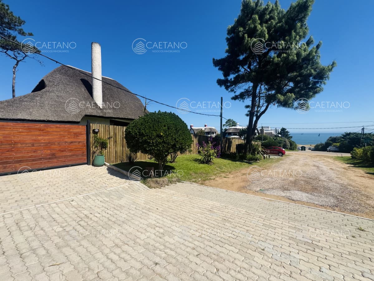 Espectacular casa en Mansa, Punta del Este a pasos del mar - 6 dormitorios