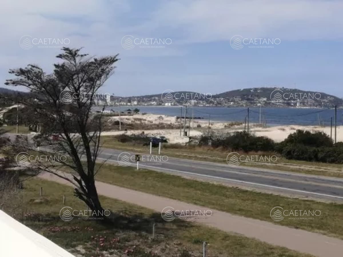 Venta Casa Primera linea 2 dormitorios 2 baños - Piriapolis — foto 2