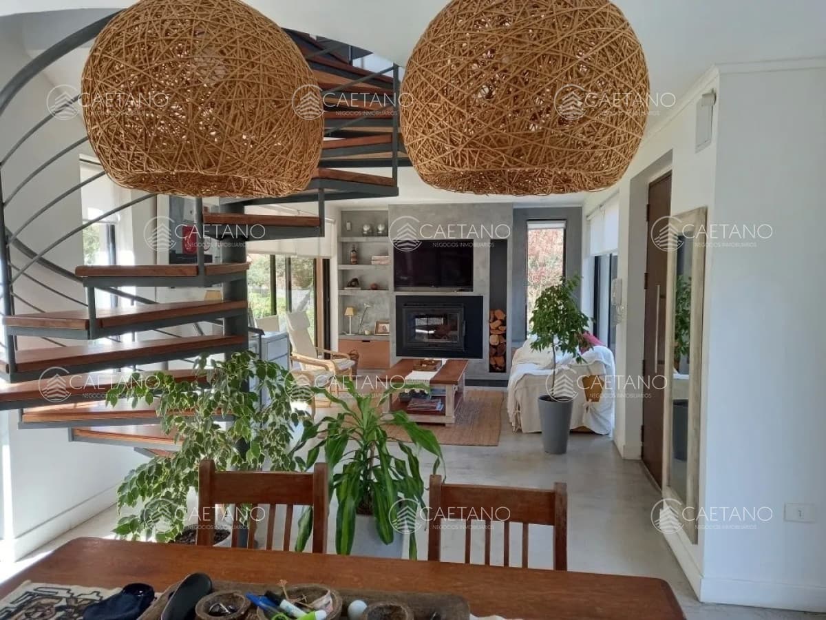 Moderna casa de dos plantas en San Rafael — foto 2