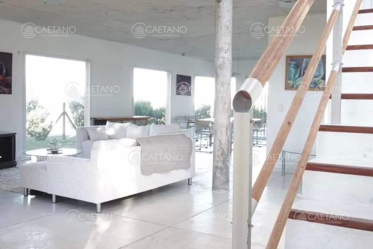 Hermosa casa amarilla de dos plantas con piscina! — foto 3