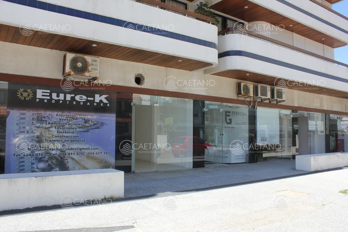 Se alquila o vende local a la calle en Punta del Este, zona Peninsula.