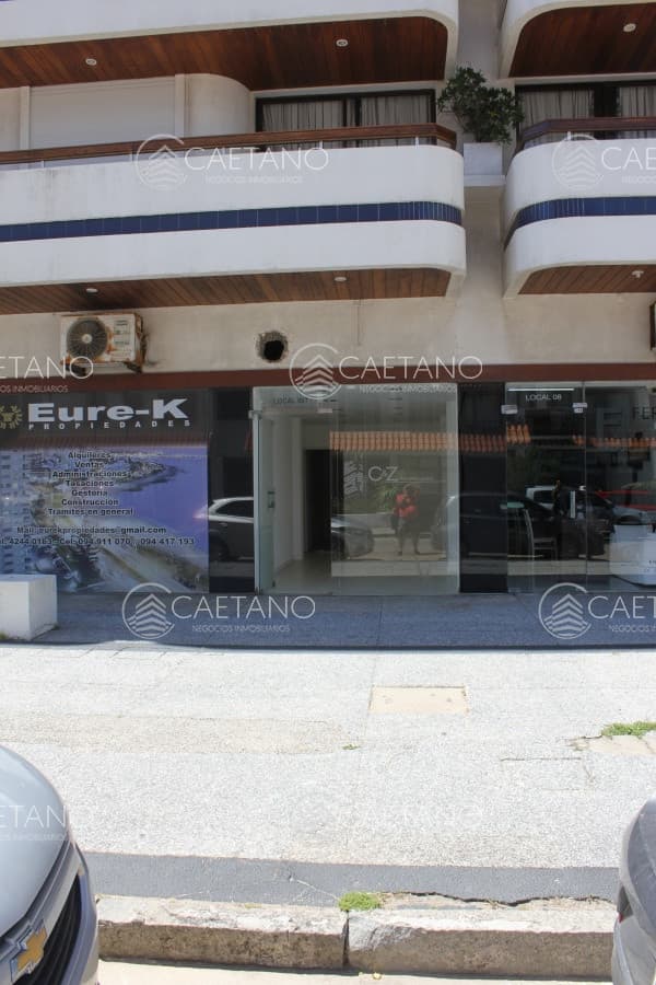 Se alquila o vende local a la calle en Punta del Este, zona Peninsula. — foto 2