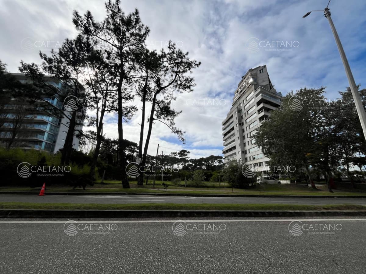 Venta terreno apto para edificio de 20 pisos sobre Roosevelt Punta del Este