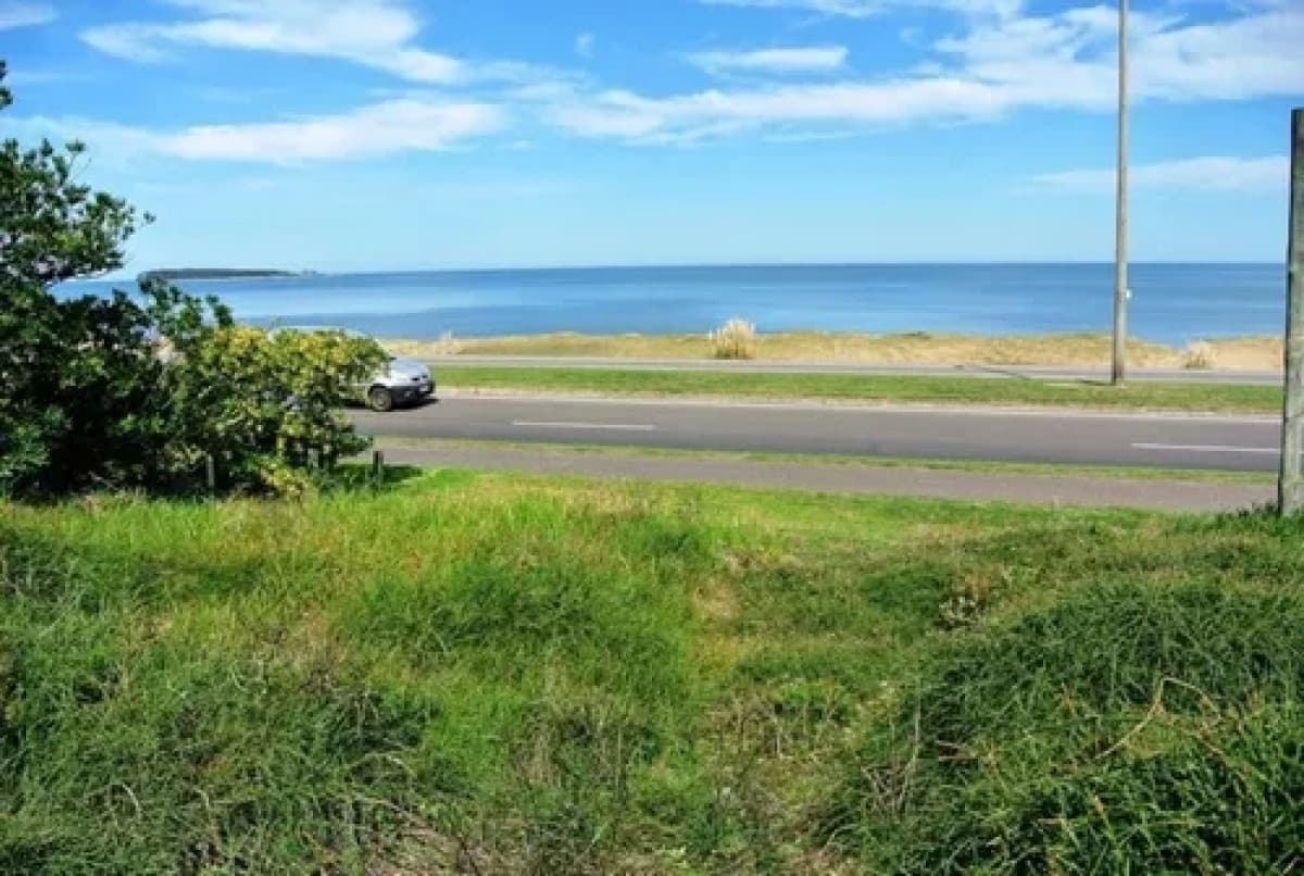 Venta terreno primera línea playa manas Punta del Este