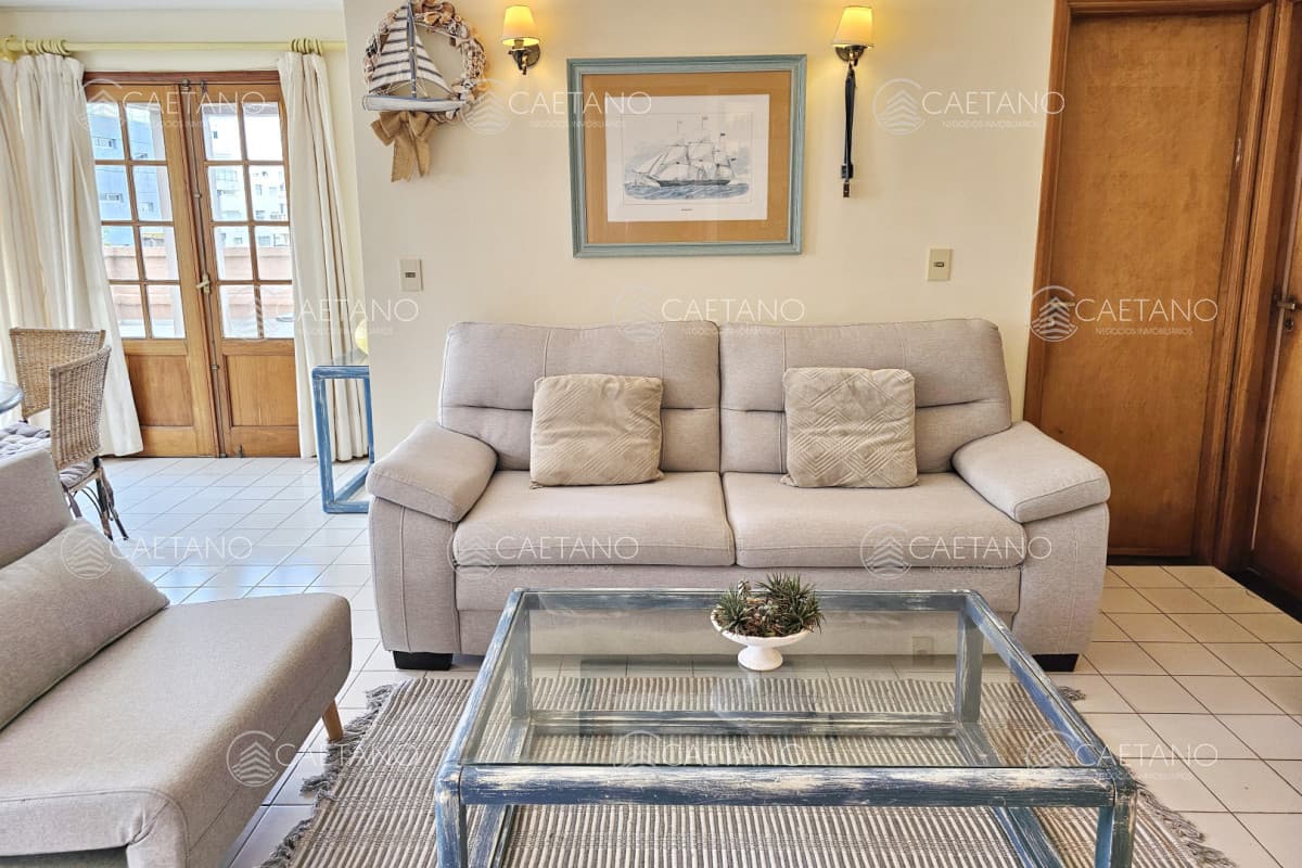 Apartamento de 2 dormitorios y 2 baños a 1 cuadra de Gorlero, con gran terraza y parrillero propio.