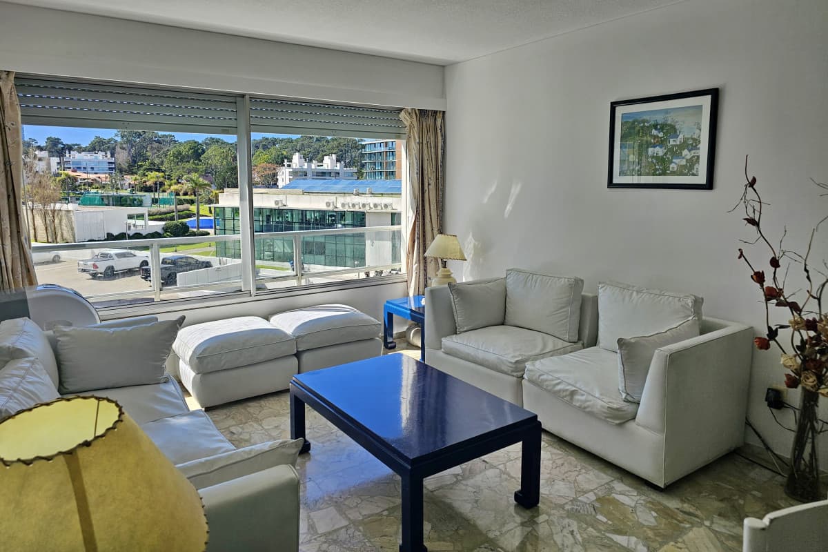 Se alquila apartamento de 2 y 1/2 dormitorios en playa mansa, Punta del Este.