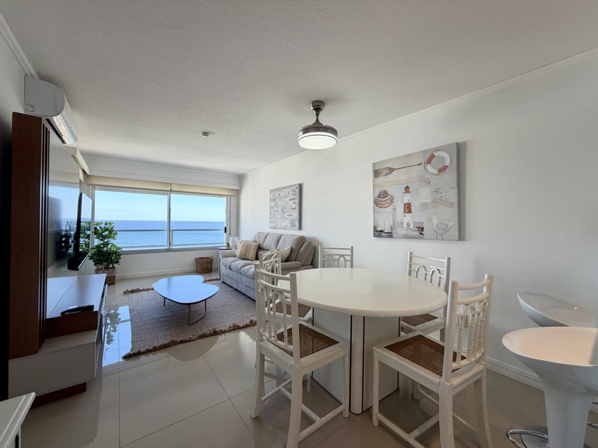 Venta apartamento 2 dormitorios. Playa mansa. Punta del Este