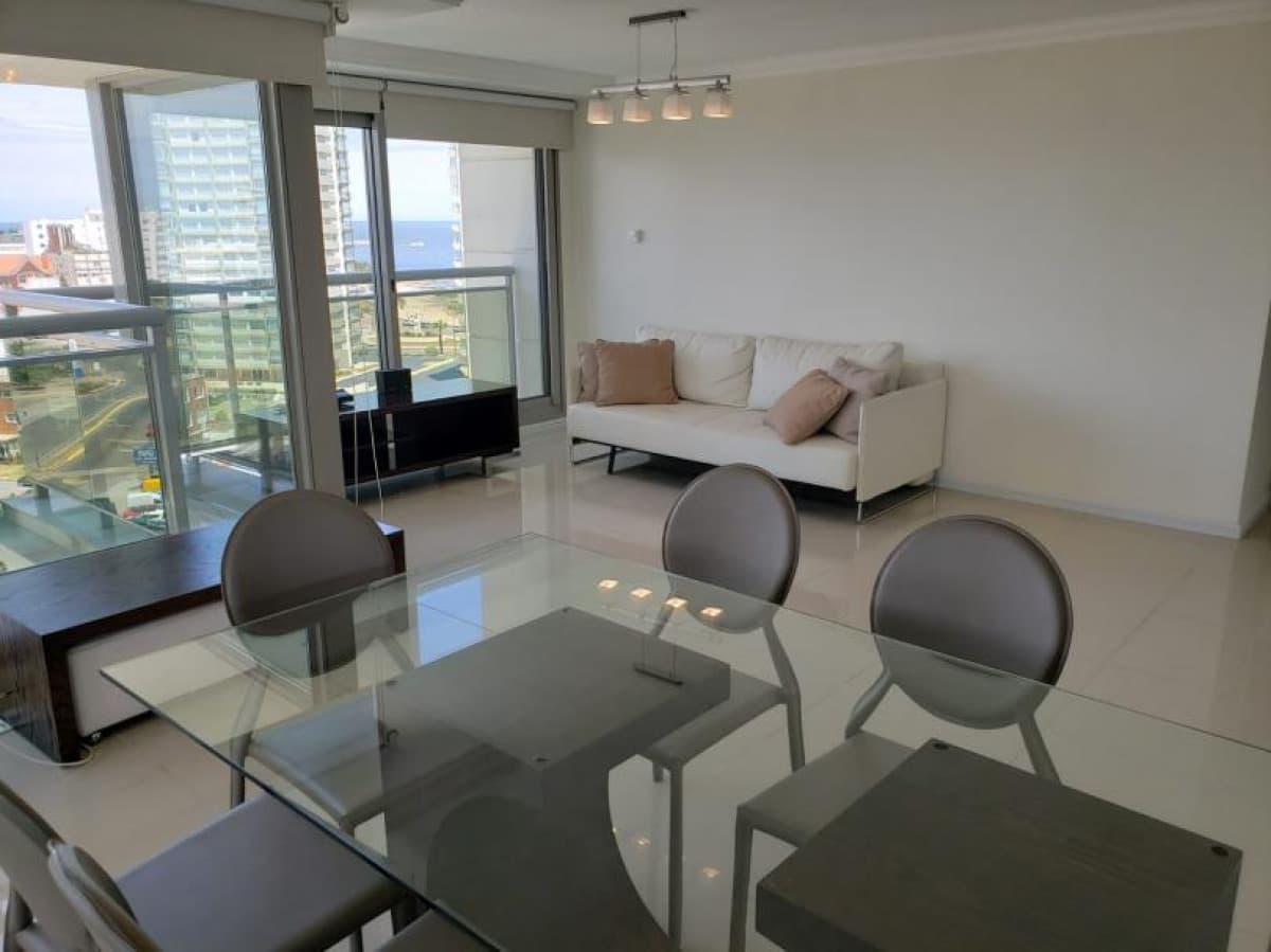 Excelente apartamento en alquiler en Punta del Este con vista al mar