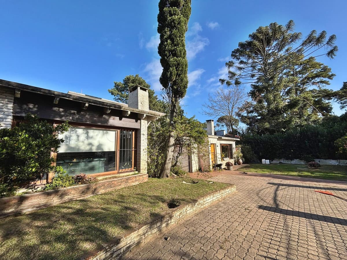 CASA DE 4 DORMITORIOS EN CANTEGRIL
