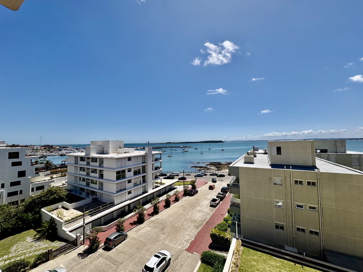 Puerto, linda vista, buena terraza abarca todo el frente del apartamento