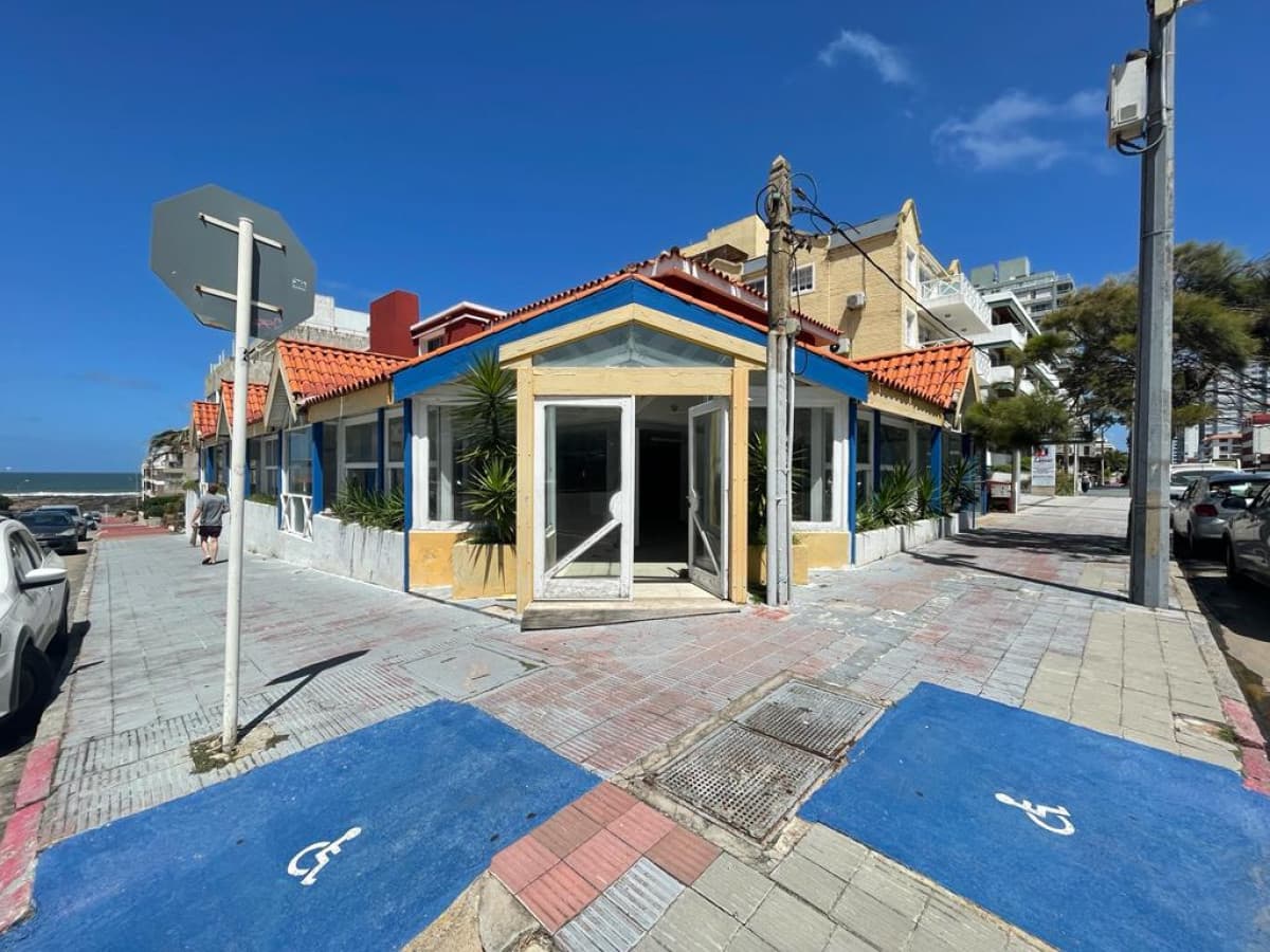 Excelente local en Peninsula esquinero con vista al mar , apto. gastronomia, muebleria,