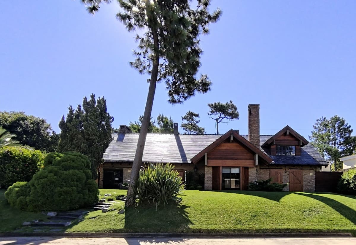 VENTA DE HERMOSA CASA 5 DORMITORIOS EN SUITE, A METROS DEL MAR.