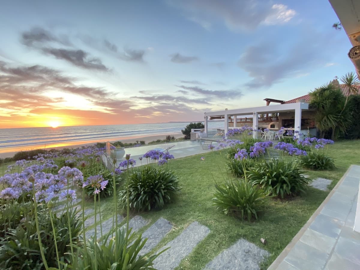 Exclusiva casa sobre la playa de Solanas. Excelentes vistas, piscina y parrillero con vista al mar.