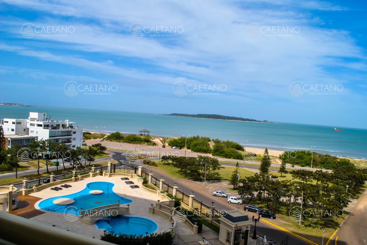 Espectacular apartamento en Mansa Punta del Este, con vista panorámica al mar.