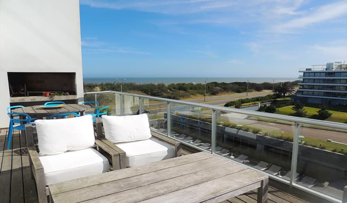 BRAVA 28. Playa Brava. Punta del Este. Hermoso PH Frente al mar.