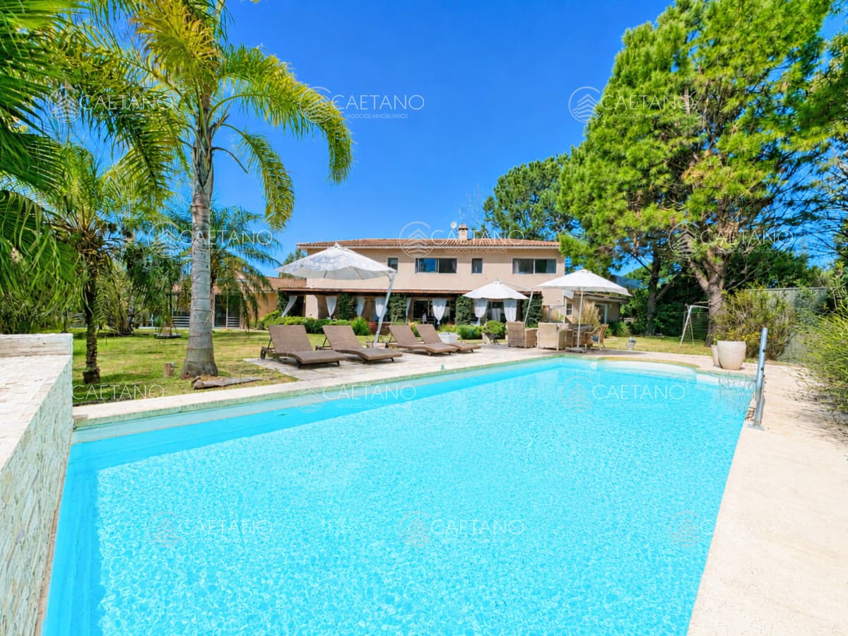 Barrio Privado. 500 m2 construidos, 1.500 m2 de terreno. Piscina climatizada. Pronta para entrar.