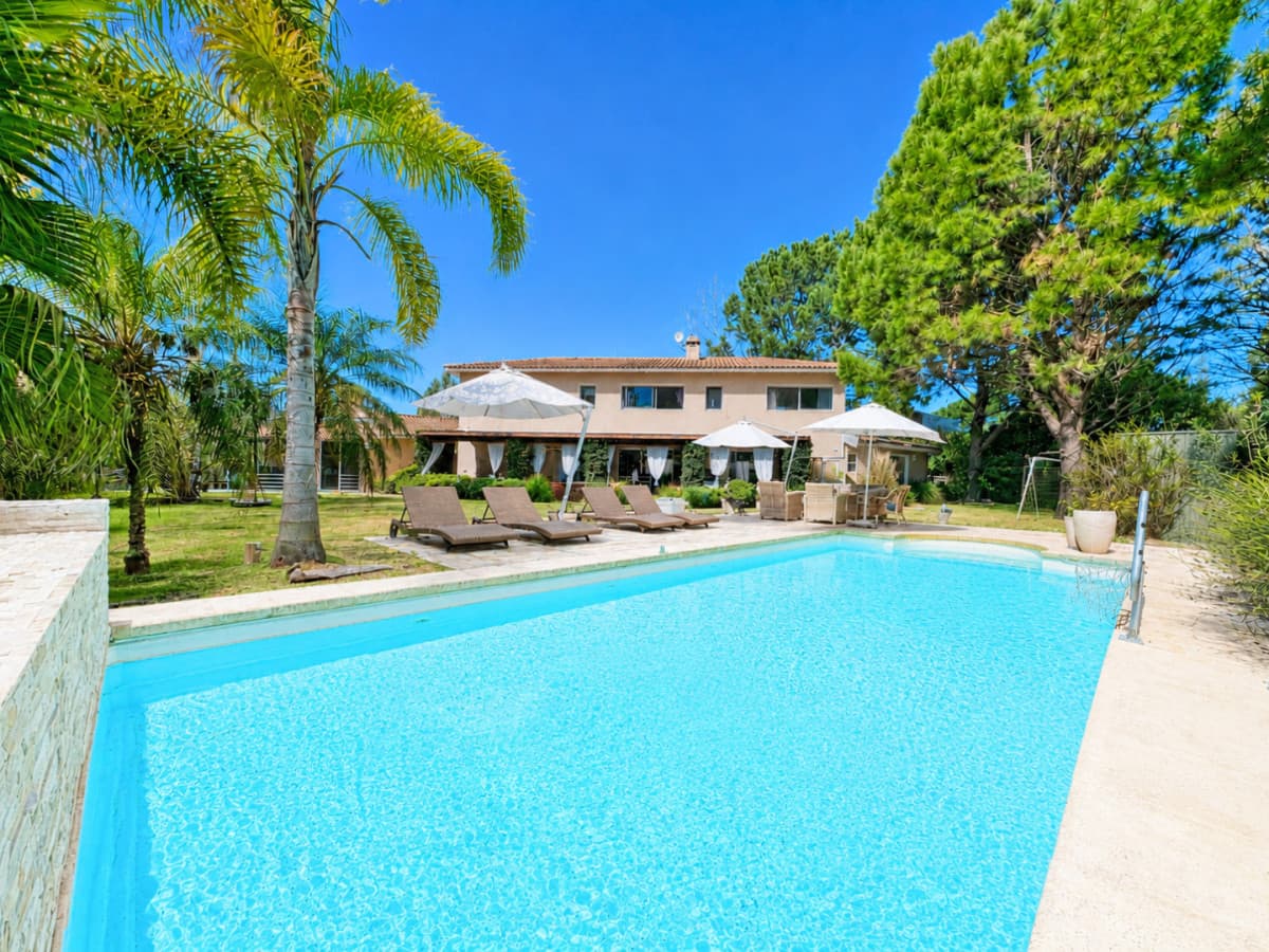 Barrio Privado. 500 m2 construidos, 1.500 m2 de terreno. Piscina climatizada. Pronta para entrar.