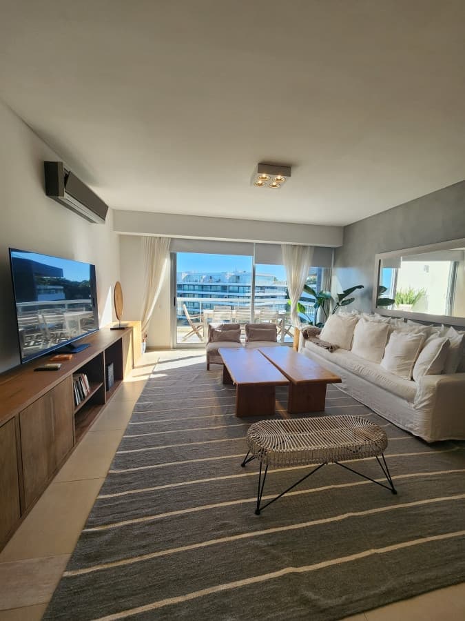 Departamento de 2 suites en venta frente a playa Brava. Penthouse con parrillero.