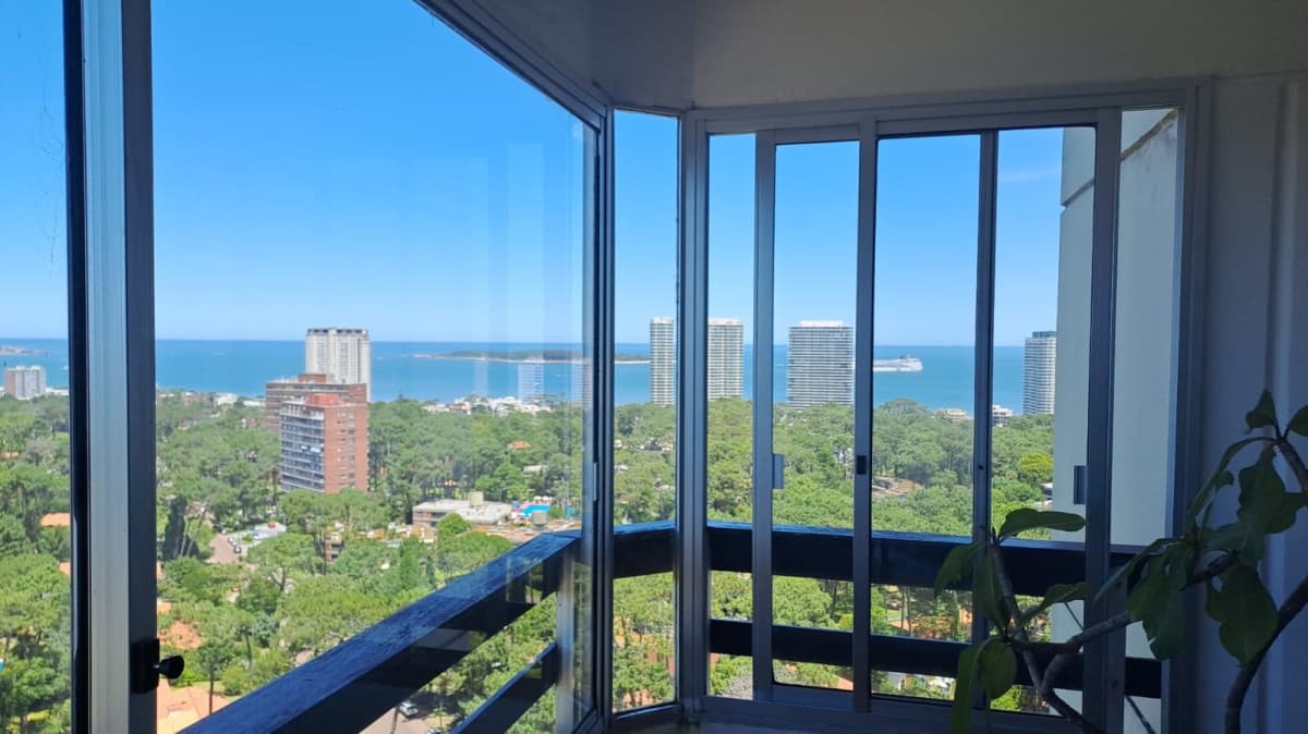 Vende apartamento de 2 dormitorios más servicio en Punta del Este