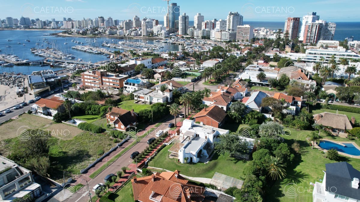 Chalet en venta con vista al mar en casco histórico de la Península.