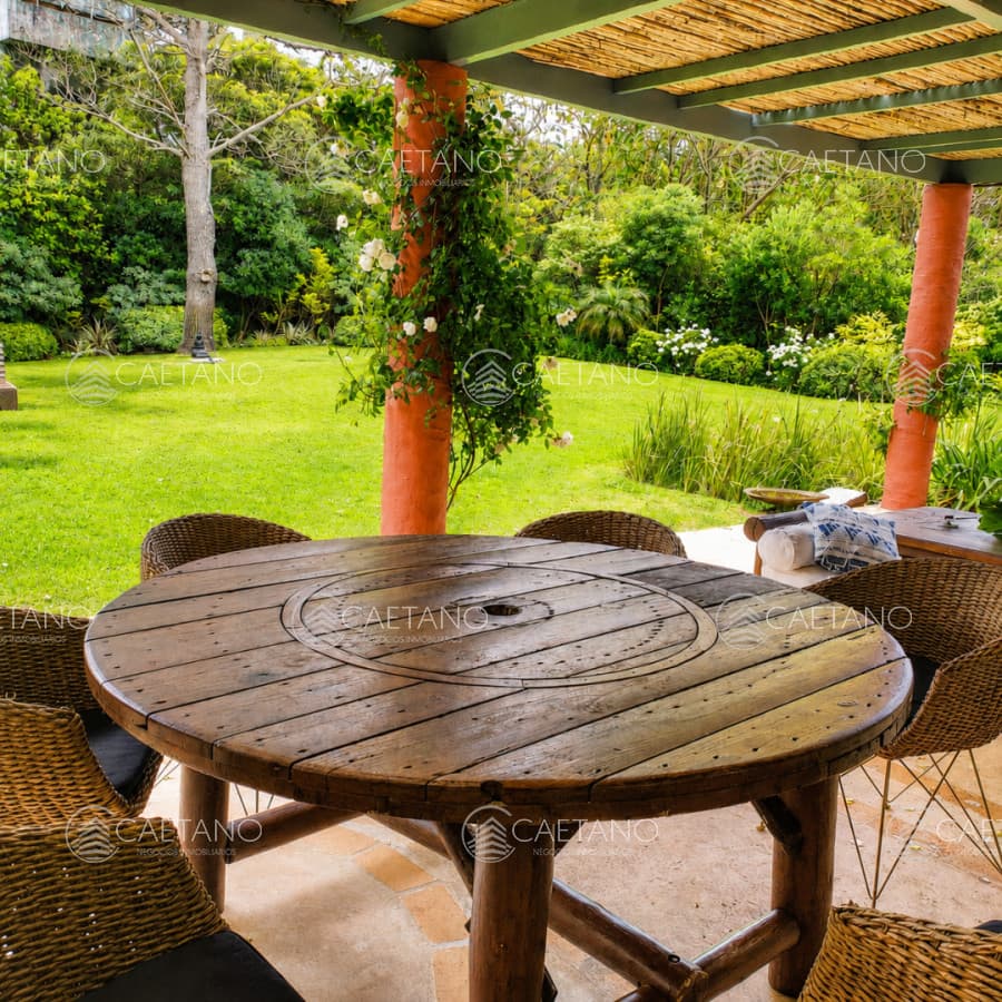 Hermosa casa de 2 niveles, con amplios espacios.