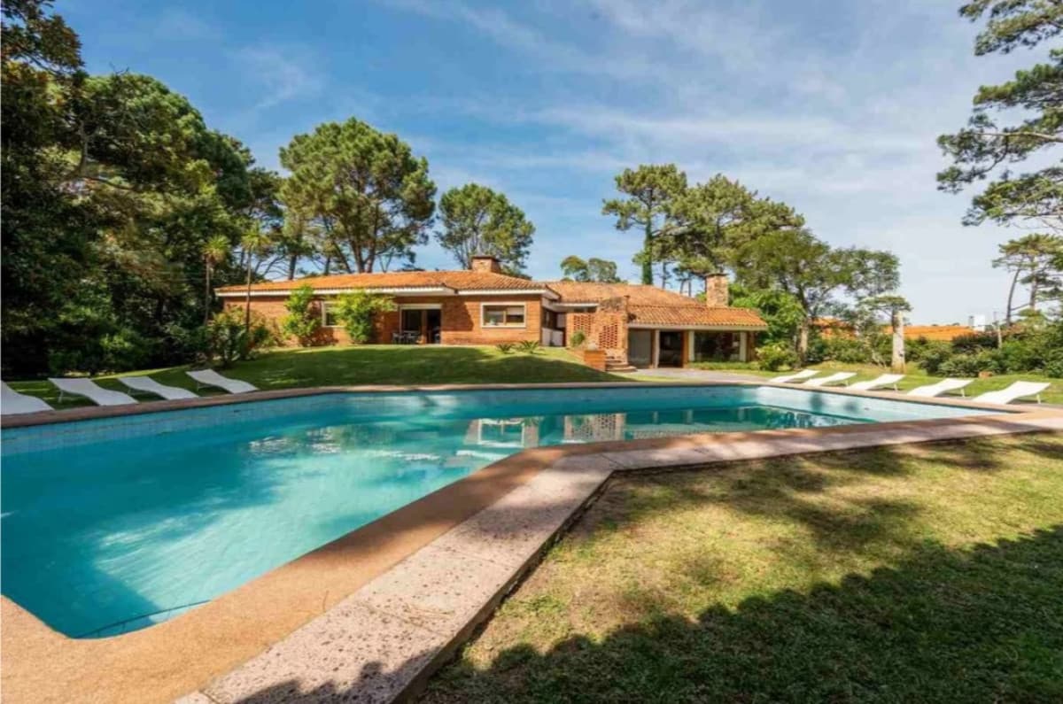 Casa de 4 dormitorios con agradable entorno.