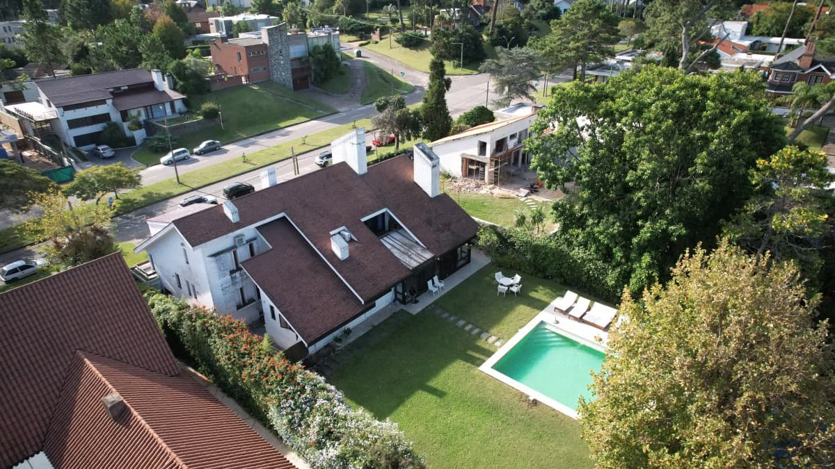 Casa de gran tamaño ubicada en zona privilegiada.