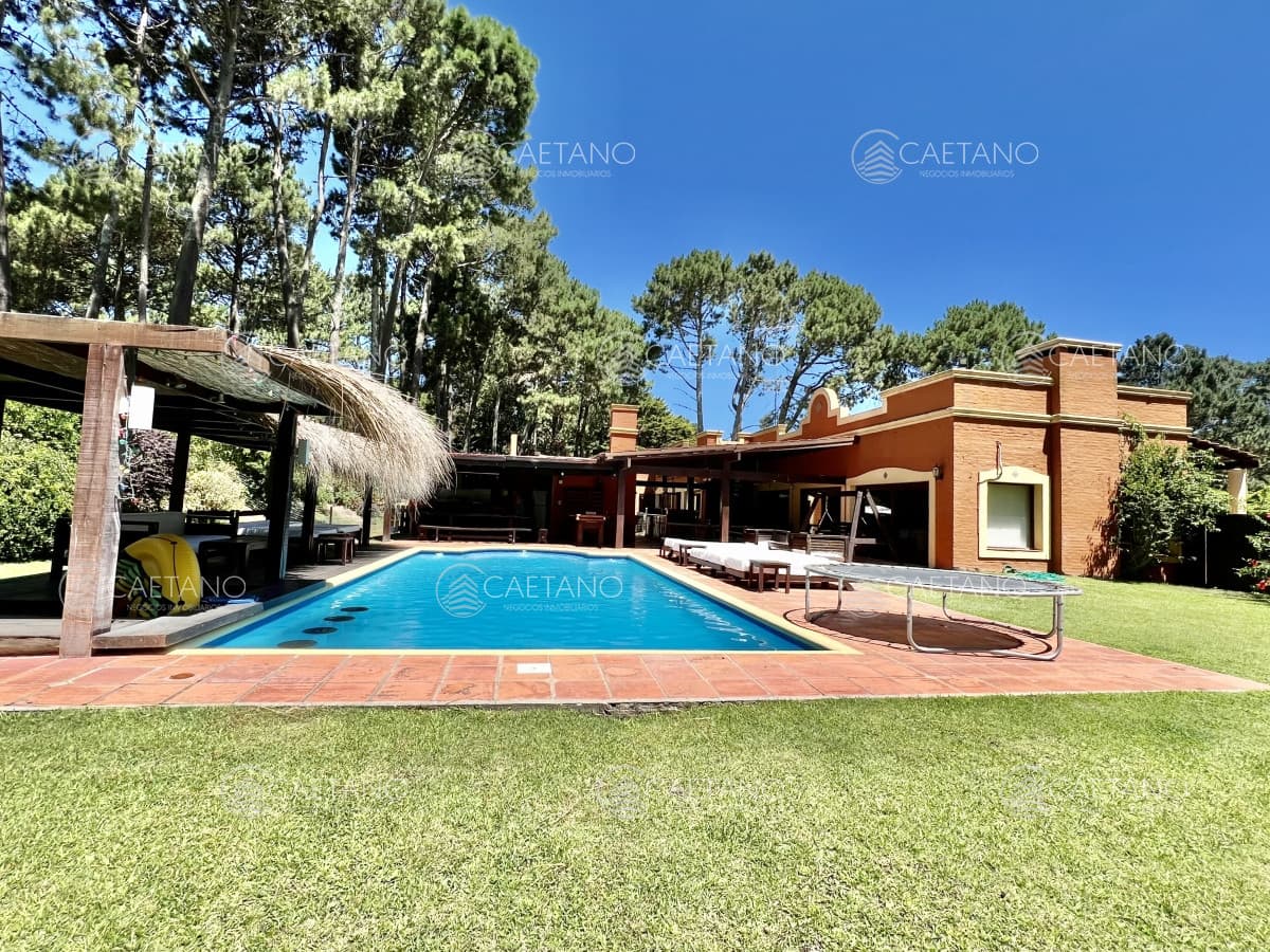 Casa en barrio residencial con 3000 m2 de parque