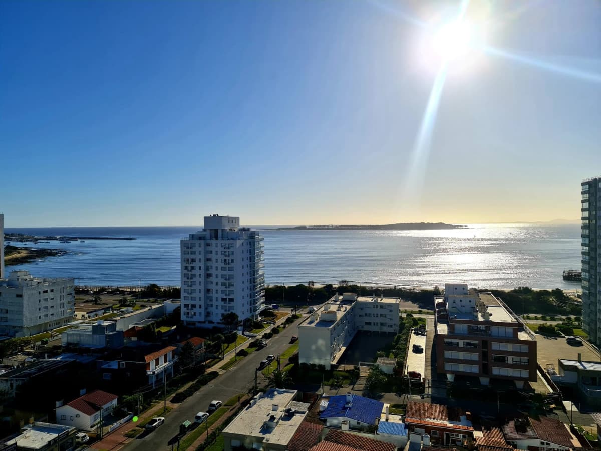 PUNTA DEL ESTE APARTAMENTO 3 DORMITORIOS EDIFICIO CON SERVICIOS ZONA MANSA
