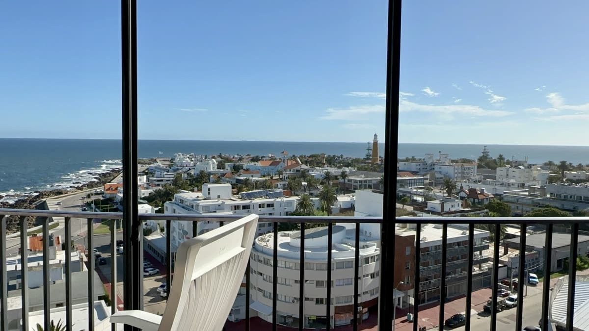 Piso alto en venta, con inmejorable vistas al mar y puerto de Punta del Este