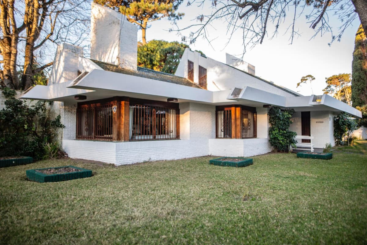 Venta de casa de 4 dormitorios y dependencia de servicio en Punta del Este