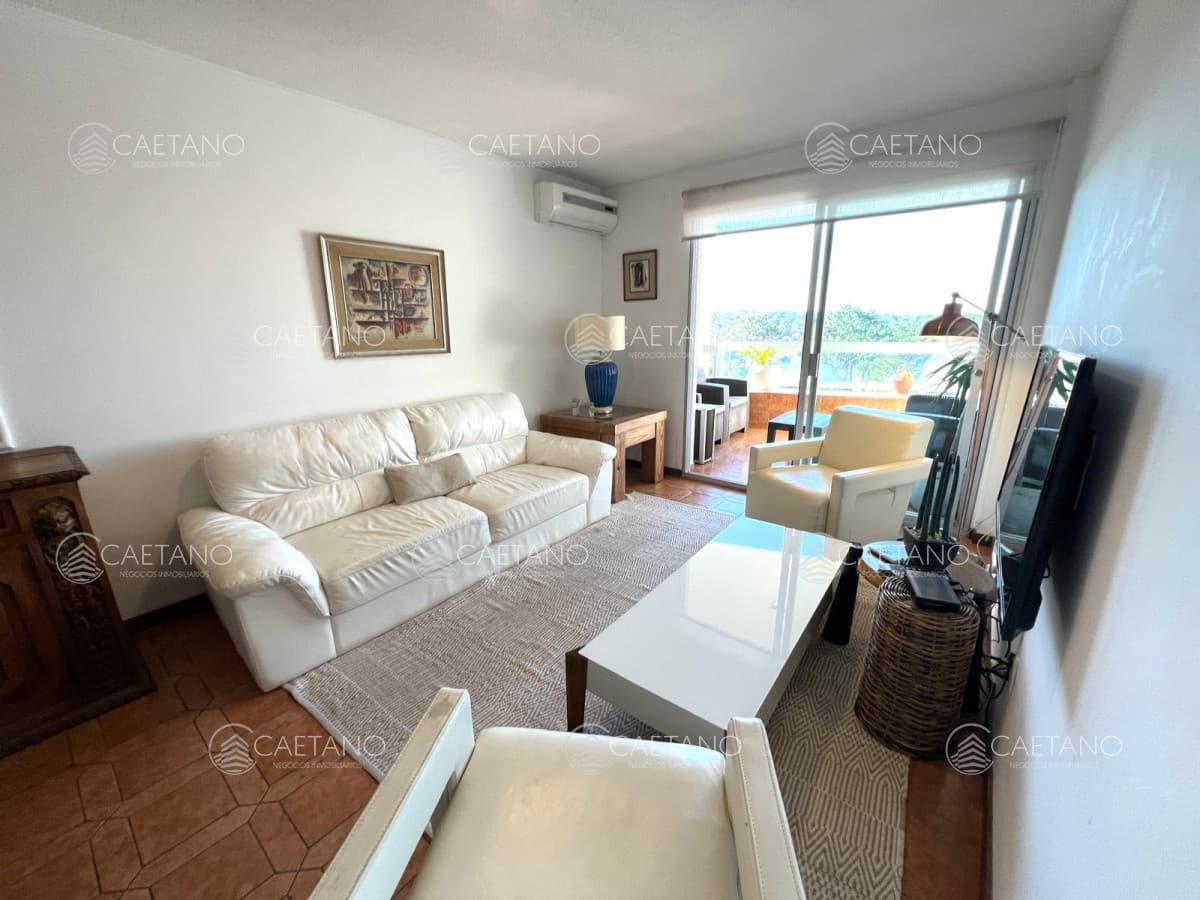apartamento en venta zona shopping punta, 2 dormitorios y dependencia