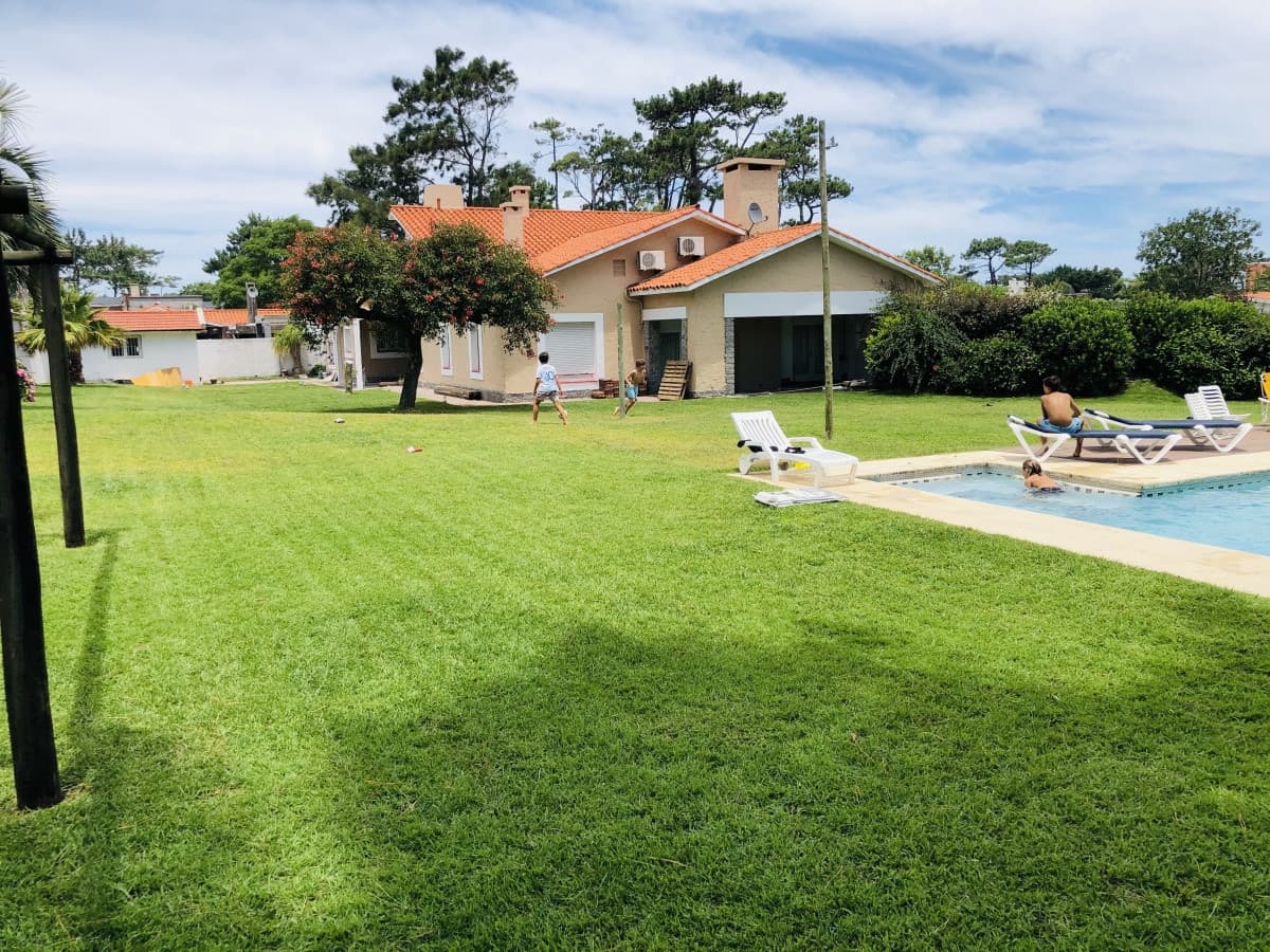 Importante Casa en Playa Mansa 5 dormitorios gran parque.