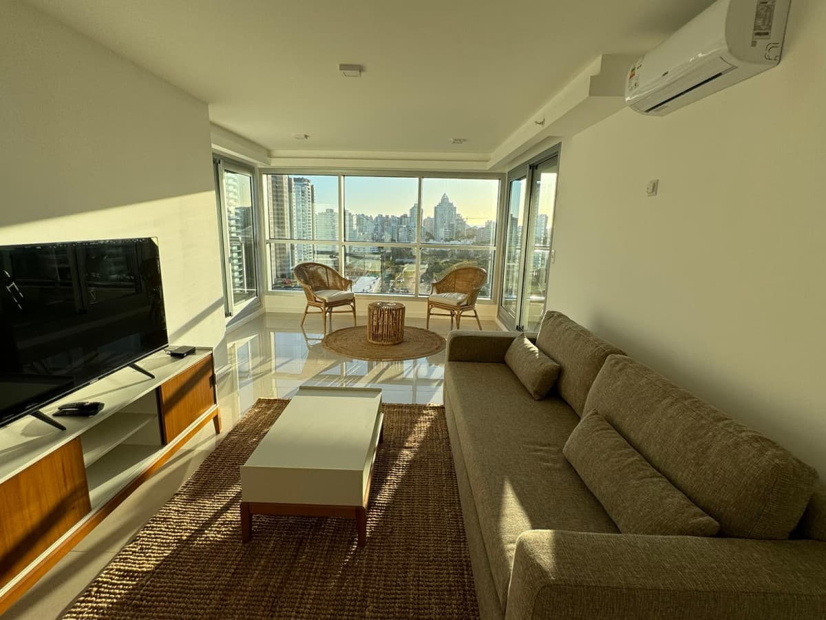 Apartamento de 2 Dormitorios + Dependencia y parrillero propio en Playa Brava
