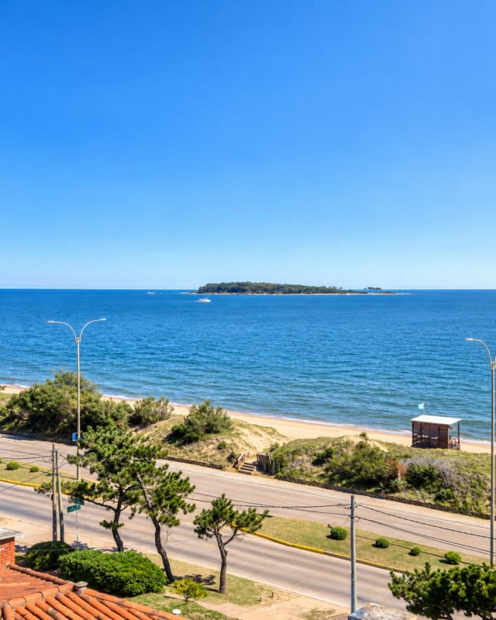Oportunidad de 2 dormitorios con vista al mar y balcón Primera línea Playa Mansa