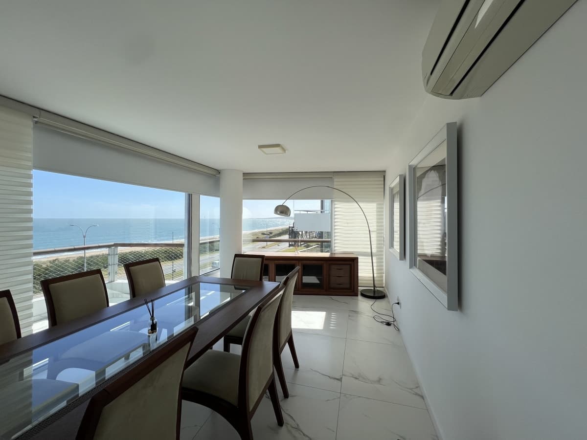 Hermoso apartamento en , venta y alquiler temporal 4 dormitorios. Playa mansa.